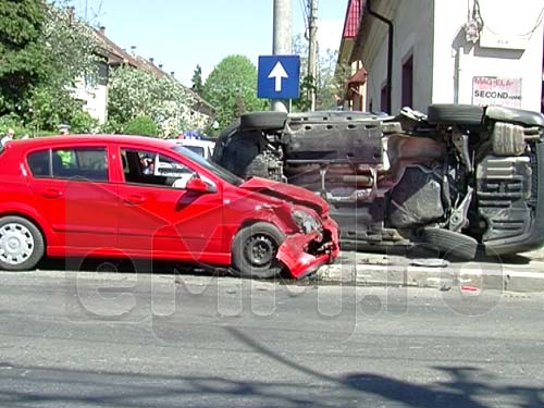 Foto: Accident 22 Decembrie, masina rasturnata (c) eMaramures.ro